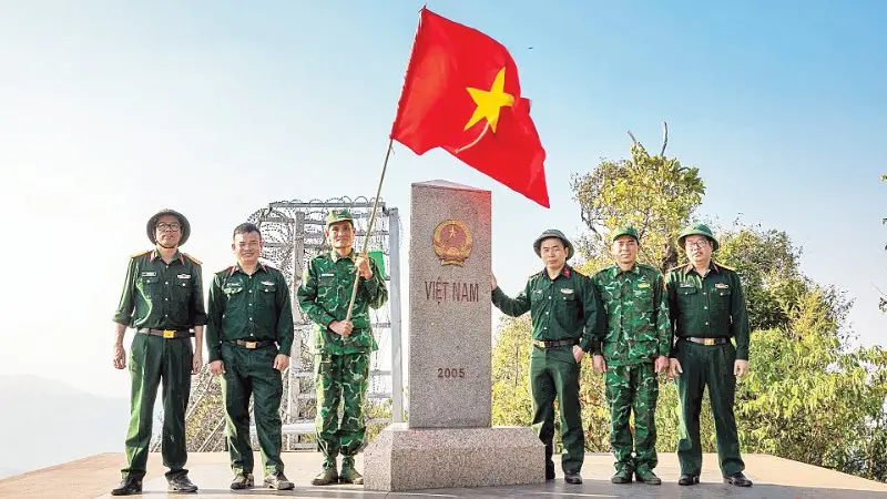 Các cựu chiến binh thăm lại cột mốc số 0 A Pa Chải trong tour Điện Biên 4 ngày 3 đêm