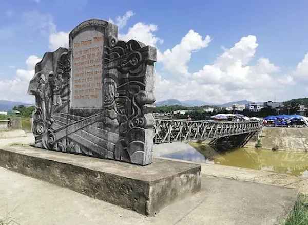 du khách tham quan cầu Mường Thanh trong tour Điện Biên 4 ngày 3 đêm