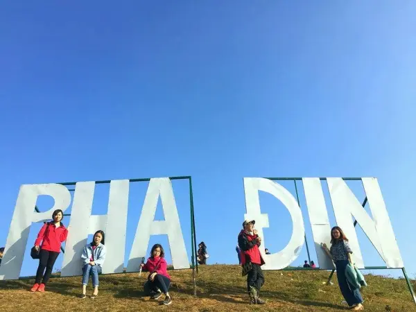 Du khách chụp ảnh check-in tại đèo Pha Đin trong tour Điện Biên 4 ngày 3 đêm