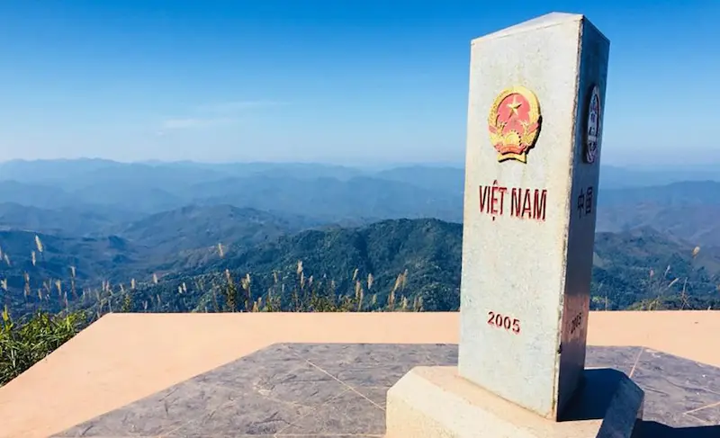 Du khách tham quan Cột mốc số 0 tại A Pa Chải - điểm cực tây của Việt Nam