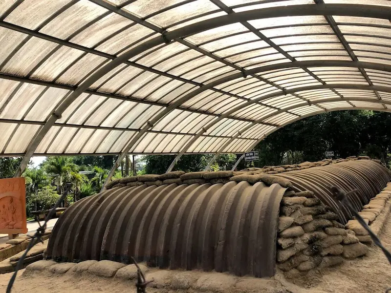 Khách du lịch chụp ảnh hầm Đờ Cát trong tour Điện Biên 4 ngày 3 đêm