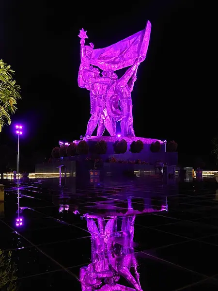 Du khách tham quan Tượng đài chiến thắng Điện Biên Phủ trong tour Điện Biên 4 ngày 3 đêm